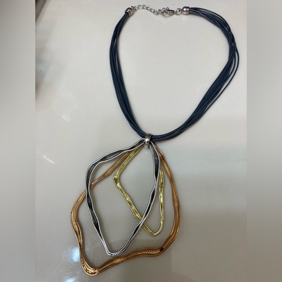 Fashion Necklace with tri-colored metal design - Picture 5 of 8